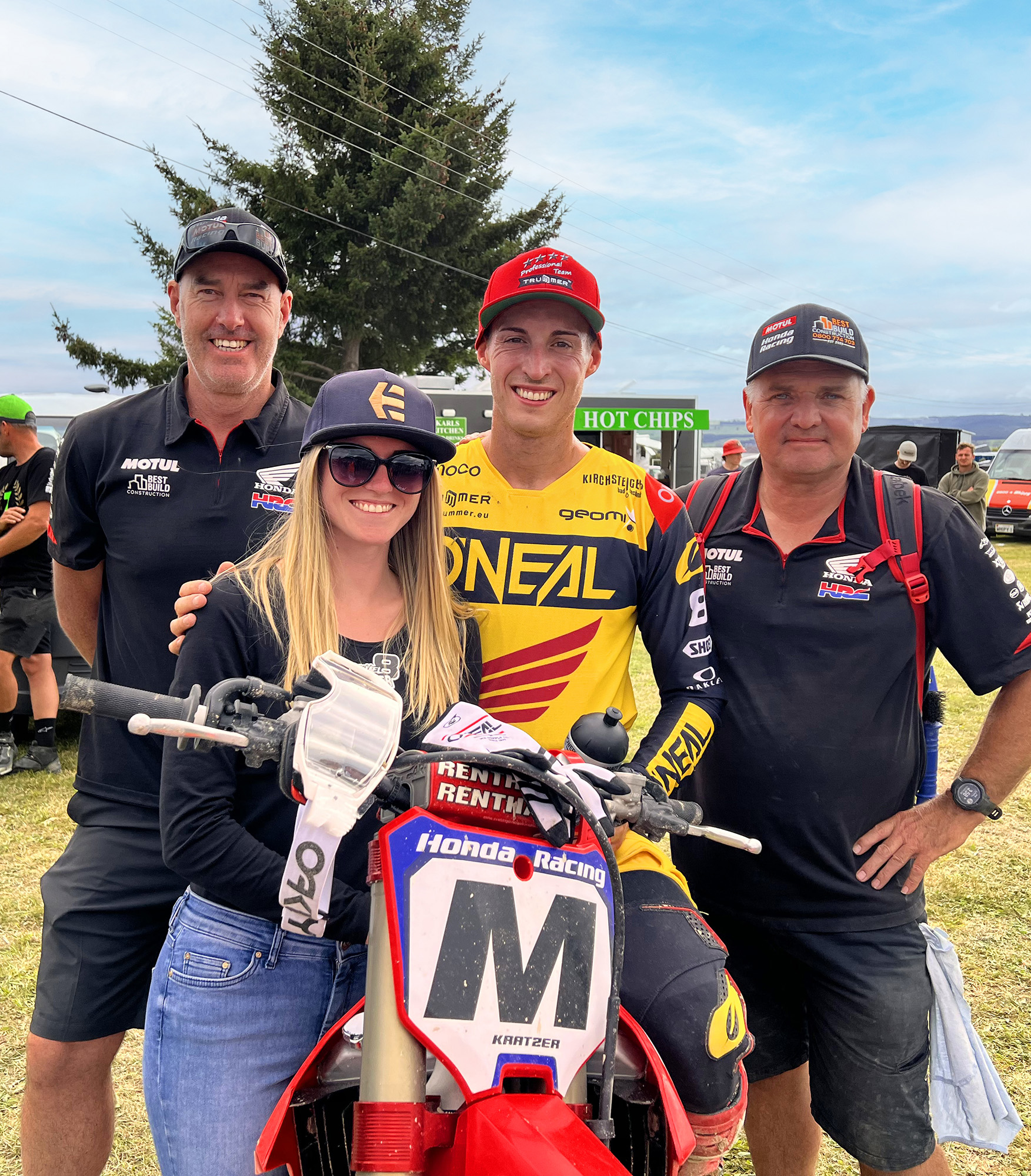 from left: Lance Turnbull (Teammanager Honda Motul Racing New Zealand) - Sonja (girlfriend) - Michael Kratzer - Darren 